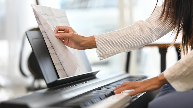Musicista donna che si diverte a praticare la sua musica in un accogliente salotto