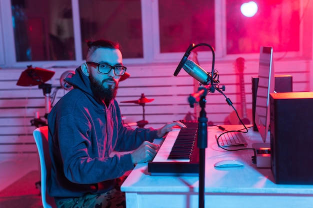 Musicista e fare il concetto di musica. produttore di suoni uomo che lavora in studio di registrazione.