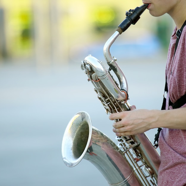 Musicista maschio che suona il sassofono per strada