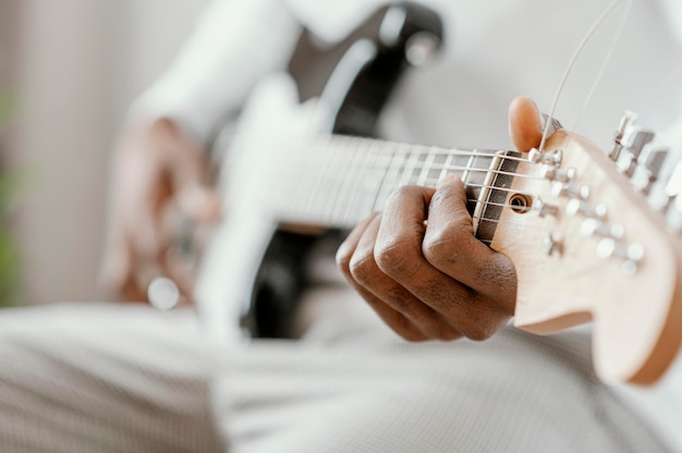 Musicista maschio defocused che gioca chitarra elettrica