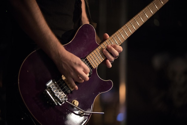 Musicista sconosciuto suona la chitarra in un'esibizione dal vivo di jazz bar