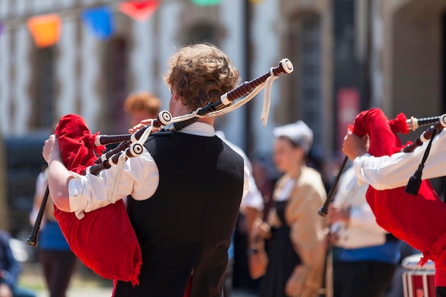Musicisti bretoni che suonano la cornamusa
