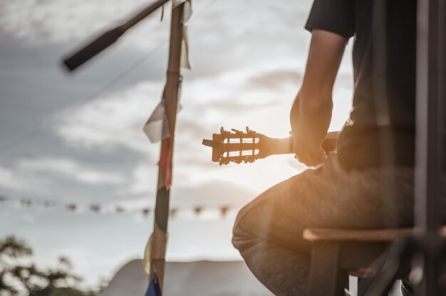 Musicisti che controllano e accordano le corde prima del concerto e della musica del festival musicale Concertmini