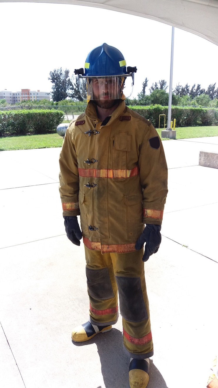 Photo my job is extinguish fires on guard firefighter with uniform and helmet masculinity and male job