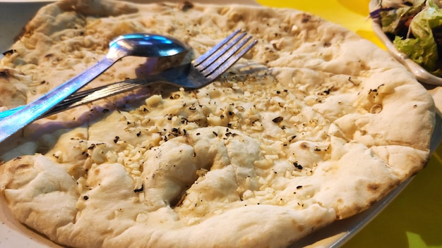 Naan all'aglio su un piatto