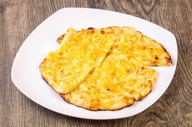 Naan con formaggio e aglio