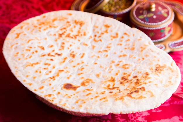 Naan è un pane piatto, fatto con farina di grano e solitamente lievitato. È comunemente consumato in India