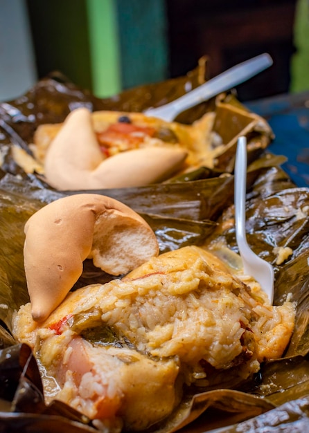 Nacatamal servito in foglia di banana Primo piano del nacatamal nicaraguense Cibo nicaraguense El nacatamal