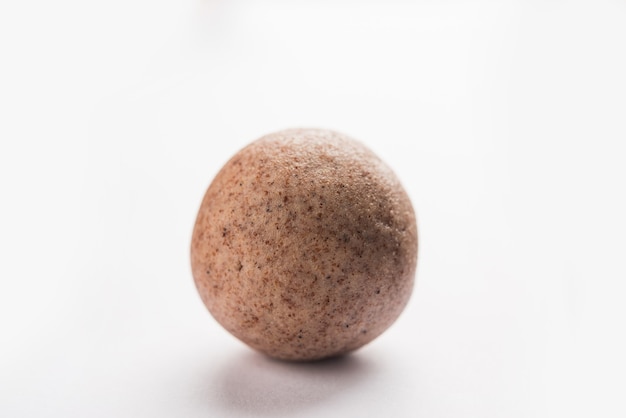 Nachni laddu o Ragi laddoo o palline fatte con miglio, zucchero e burro chiarificato. È un alimento salutare dall'India. Servito in una ciotola o piatto con crudo intero e polvere. Messa a fuoco selettiva