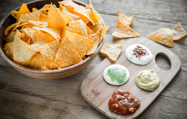 Nachos al formaggio con diversi tipi di salsa