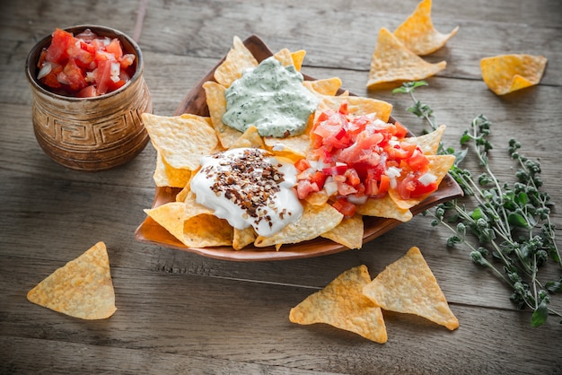 Nachos al formaggio con diversi tipi di salsa