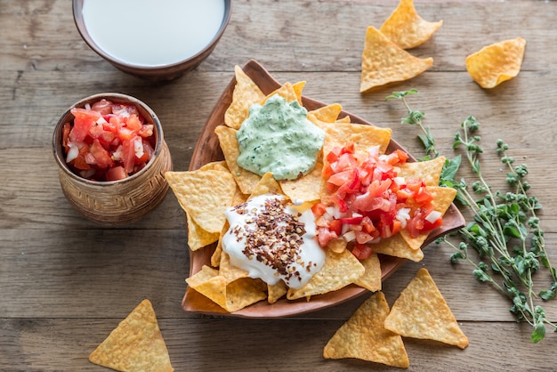 Nachos al formaggio con diversi tipi di salsa