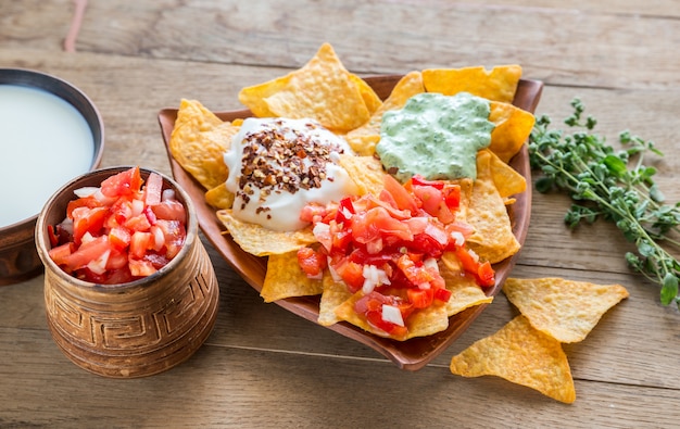 Nachos al formaggio con diversi tipi di salsa