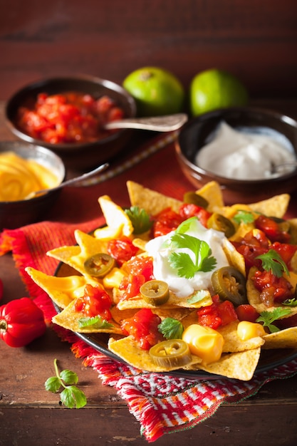 Nachos carichi di salsa, formaggio e jalapeno