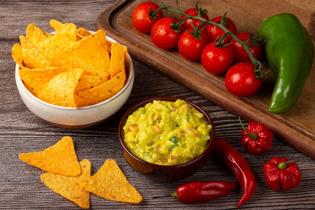 Nachos con guacamole in tavola