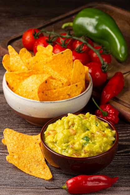 Nachos con guacamole in tavola