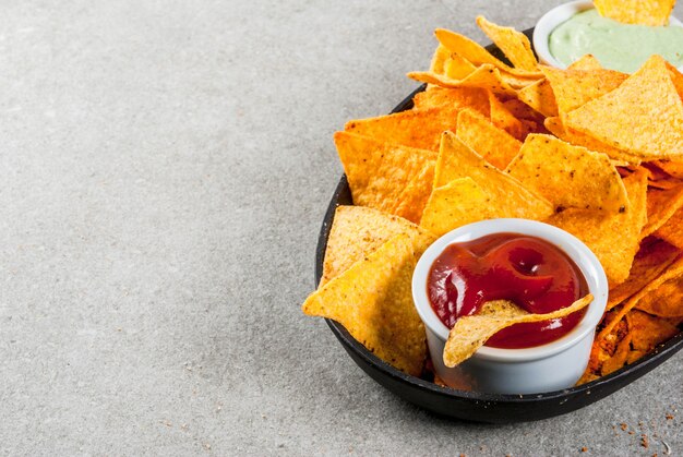 Nachos con ketchup e guacamole