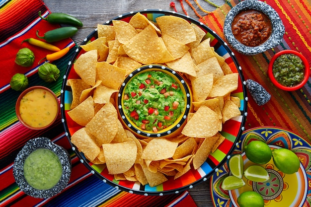 Nachos con sombrero di tortilla chips di guacamole