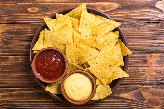 Nachos croccanti con salsa di pomodoro e formaggio Cibo messicano tradizionale