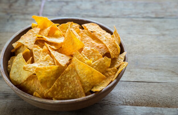 Nachos di formaggio in una ciotola di legno