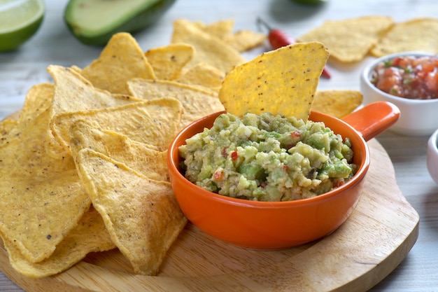 Nachos e guacamole