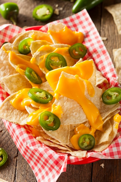 Nachos fatti in casa con formaggio Cheddar e Jalapenos