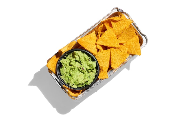 Nachos messicani con guacamole di avocado su sfondo bianco Luce dura