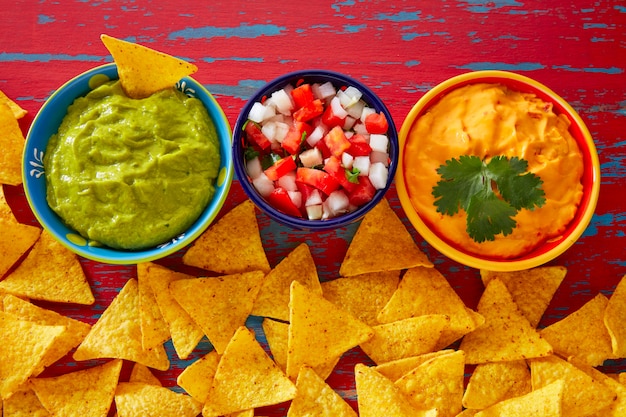 Nachos messicani guacamole pico gallo formaggio