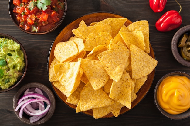 Nachos messicani tortilla chips con salsa guacamole e salsa al formaggio