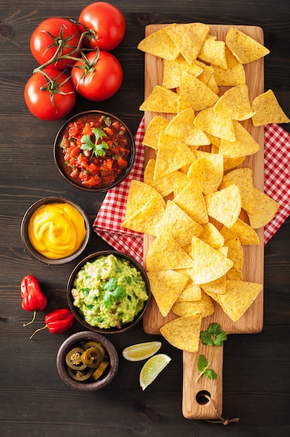 Nachos messicani tortilla chips con salsa guacamole, salsa e formaggio