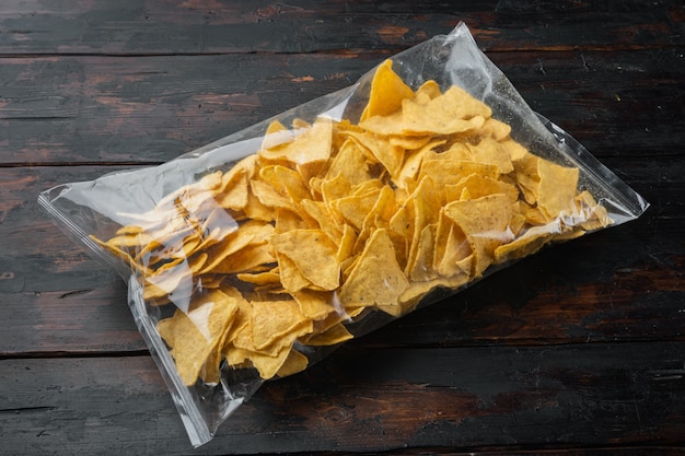 Nachos, tortilla di mais in borsa, sul vecchio tavolo in legno