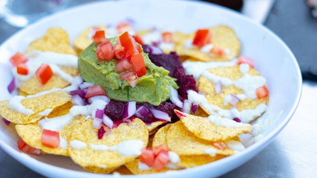 Nachos vegani con guacamole e barbabietole