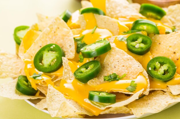 Nachos vegetariani con tortilla chips e peperoni jalapeno freschi.