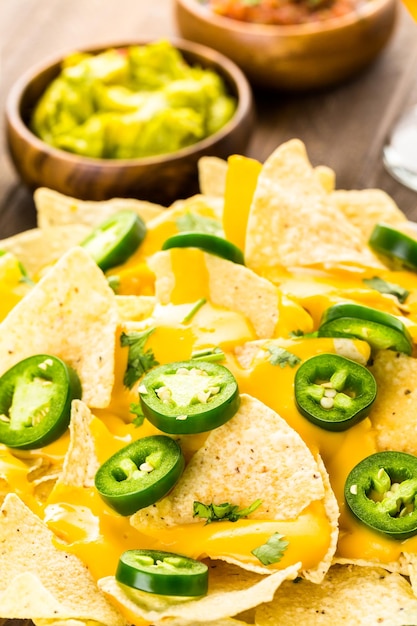 Nachos vegetariani con tortilla chips e peperoni jalapeno freschi.