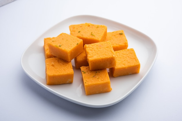 Nagpur Orange Burfee o barfi o burfi è un fondente cremoso fatto con arance fresche e mawa