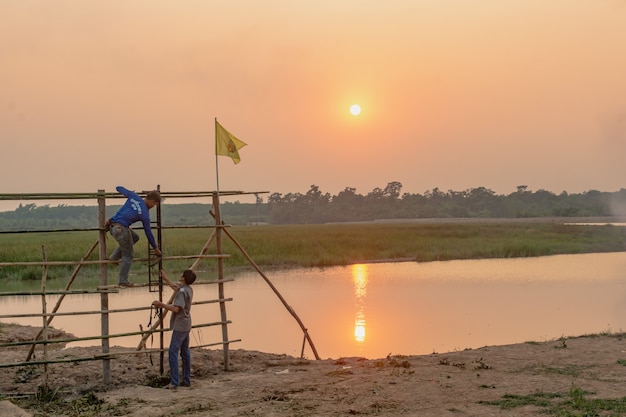 NAKHONFANOM, TAILANDIA - 11 APRILE 2019 - I paesani stavano preparando i razzi tailandesi nel festival di Rocket