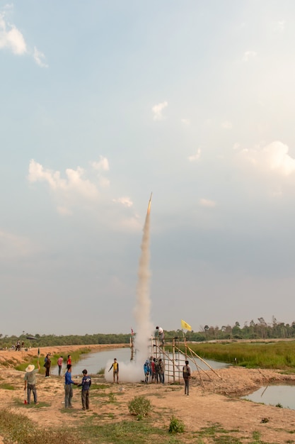 NAKHONFANOM, TAILANDIA - 11 APRILE 2019 - Razzo thailandese al cielo, Thailandia Rocket festival a Thailandia nord-orientale