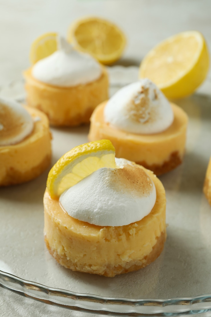 Photo nampan dengan cupcake lemon lezat, close up
