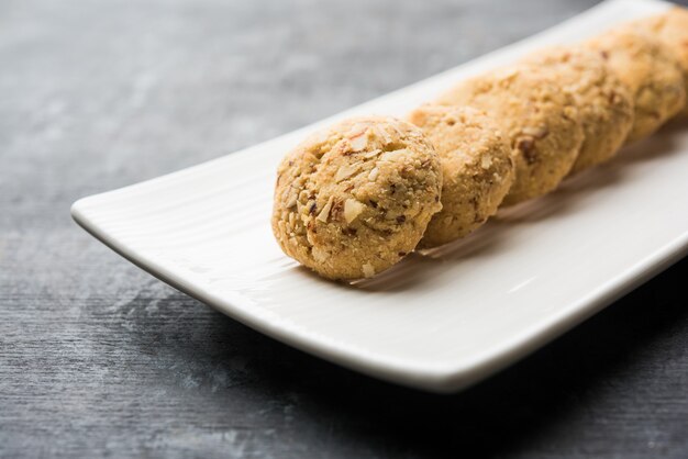 Nan khatai o Nankhatai è un autentico biscotto indiano dolce e salato senza uova caricato con frutta secca