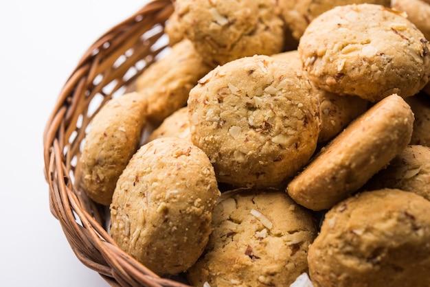 Nan khatai o Nankhatai è un autentico biscotto indiano dolce e salato senza uova caricato con frutta secca