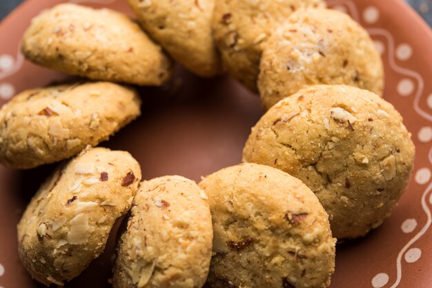 Nan khatai o Nankhatai è un autentico biscotto indiano dolce e salato senza uova caricato con frutta secca