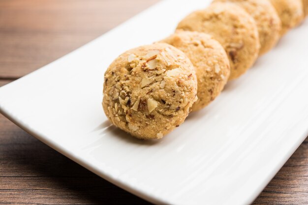 Nan khatai o Nankhatai è un autentico biscotto indiano dolce e salato senza uova caricato con frutta secca