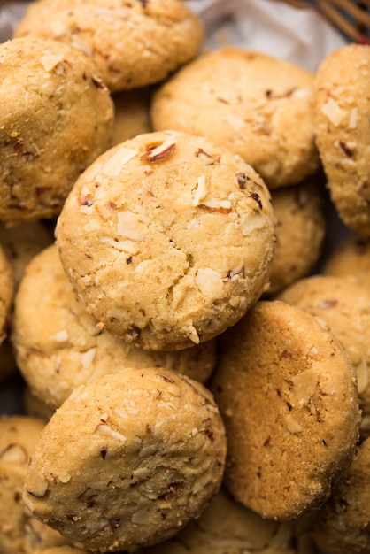 Nan khatai o Nankhatai è un autentico biscotto indiano dolce e salato senza uova caricato con frutta secca