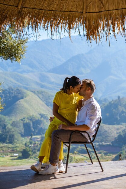 Nan Thailandie montagne della valle di Sapan in Thailandia con campi di riso e foresta coppia uomo e donna guardando la valle di Sapon in Nan Thailandia