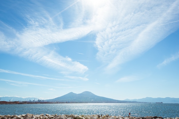 Napoli, Campania, Italia. Vista sulla baia, sul mare e sul vulcano Vesuvio