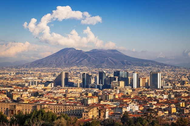 Napoli Italia con lo skyline del distretto finanziario sotto il Vesuvio