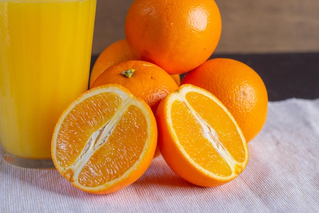 Naranjas en madera, cortadas por la mitad, jardinerÃƒÂa casera, zumo de naranja natural. vista de cerca