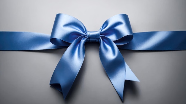 Nardo da regalo blu con arco isolato su sfondo grigio Arco decorativo blu con arko a nastro orizzontale per decorazione di pagine isolato su grigio Nardo blu a nastro satinato a strisce di tessuto arco