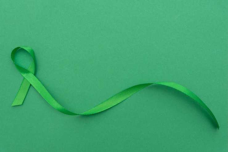 Foto nardo verde di consapevolezza che simboleggia la salute mentale su uno sfondo verde