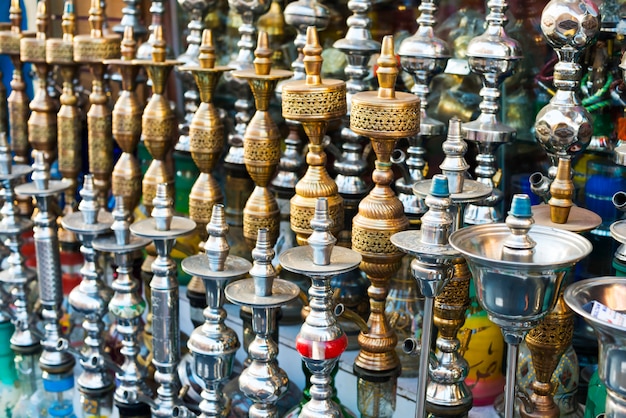 Narghilè nel mercato Narghilè arabo tradizionale dei tubi di shisha. Tubi dell'acqua - Gli egiziani lo chiamano Shisha, in inglese, è narghilè.